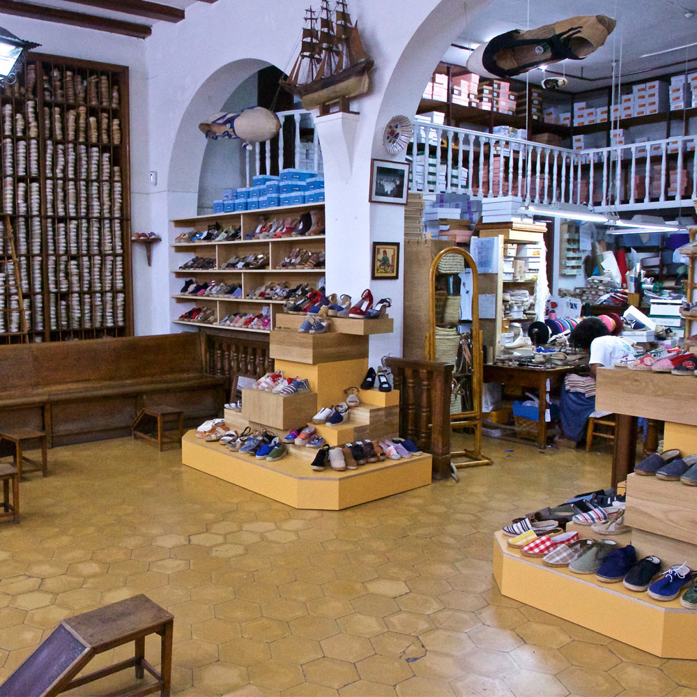 La Manual Alpargatera | Barcelona Shopping City | Artisanat et cadeaux, Magasins centenaires, Chaussures