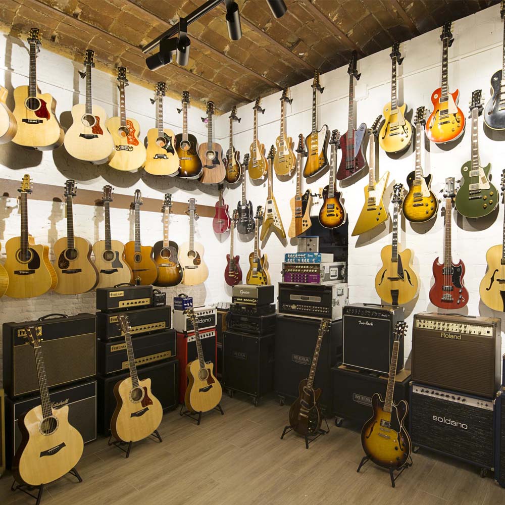 Fanatic Guitars | Barcelona Shopping City | Handicrafts and gifts